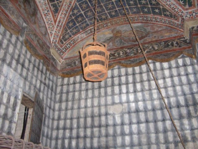 The stolen bucket inside the Ghirlandina Tower. Photo by ALienLifeForm CC BY-SA 3.0
