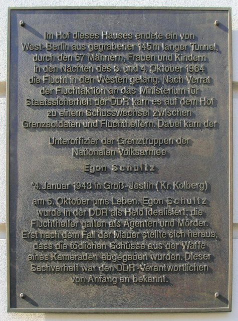 Commemorative plaque on the house at Strelitzer Strasse 55, in Berlin Mitte Photo by OTFW CC BY-SA 3.0
