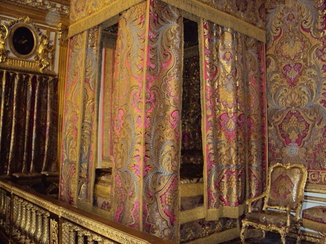Bed of Louis XIV, Palace of Versailles. Photo by Blood Destructor CC BY-SA 3.0
