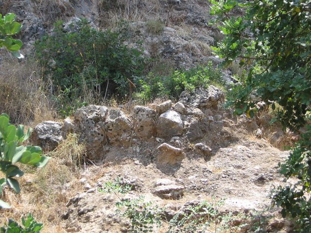 Remains of a wall of a Natufian house. Photo by האיל הניאוליתי CC BY SA 3.0