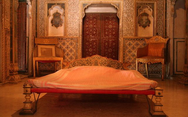 Royal Bedroom at Chandra Mahal. Photo by Nagarjun Kandukuru CC BY 2.0