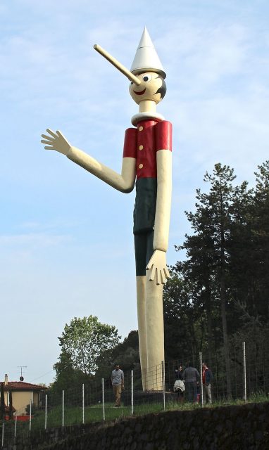 A giant statue of Pinocchio in the park Parco di Pinocchio. Photo by Collodi Adrian Michael CC BY 2.5