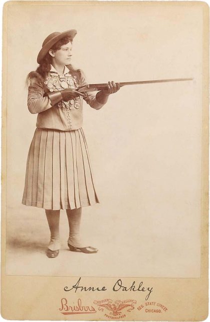 Brisbois cabinet card of Annie Oakley with lithographed signature