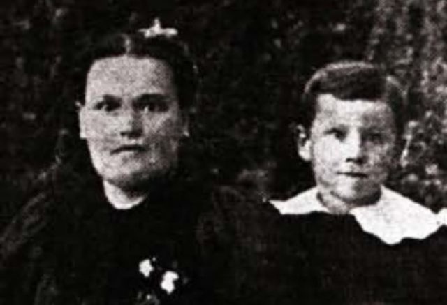 Sanders at age 7 with his mother in 1897