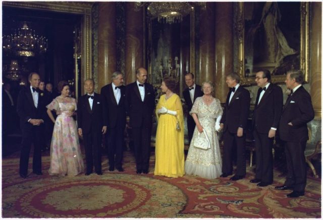 National leaders and royalty in London, 1977. Left to right: Pierre Trudeau, (Prince Charles far background), Princess Margaret, Takeo Fukuda, James Callaghan, Valéry Giscard d’Estaing, Queen Elizabeth II, Prince Philip, Queen Elizabeth The Queen Mother, Jimmy Carter, Giulio Andreotti, Helmut Schmidt. Part of the 1977 G7 meeting.