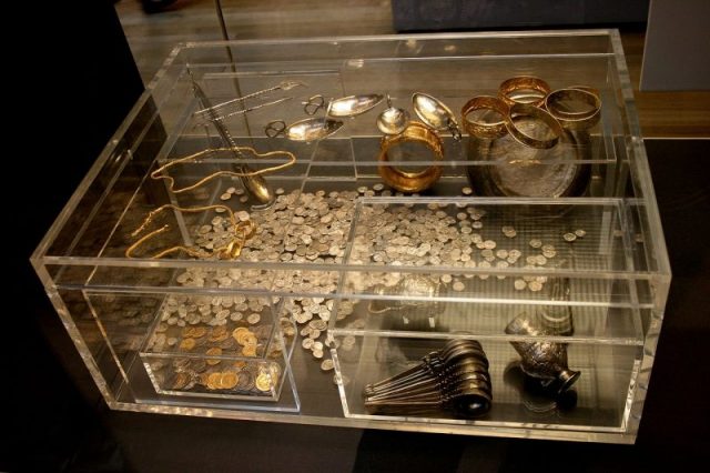 Hoxne Hoard: Display case at the British Museum showing a reconstruction of the arrangement of the hoard treasure when excavated in 1992. Photo by Mike Peel CC BY-SA 4.0