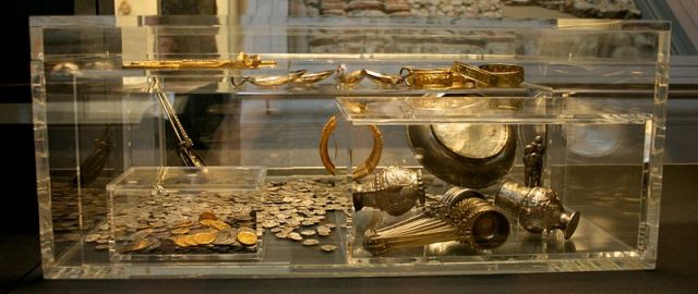 Reconstruction of the Hoxne treasure chest. Photo by Mike Peel CC-BY-SA-4.0