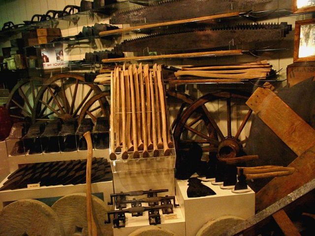 Steamboat supplies inside the museum. Photo by Johnmaxmena2 CC BY-SA 3.0