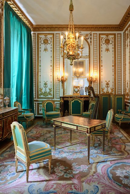 Palace of Versailles – Petit appartement de la Reine – The Cabinet Doré of Marie-Antoinette, with the desk made by Jean-Henri Riesener in 1783. Seats by Georges Jacob. Photo by Myrabella CC BY-SA 3.0
