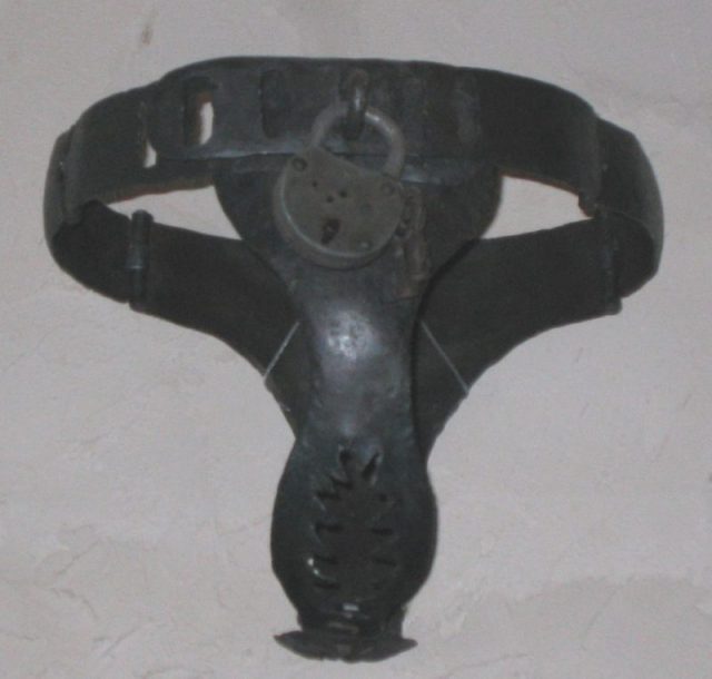 Chastity belt at the former torture museum in Freiburg im Breisgau (closed since autumn 2006). Photo by Flominator -CC BY-SA 3.0