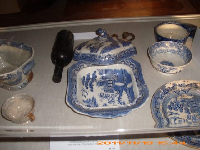 Dinner service recovered from the Tayleur
