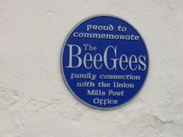 Bee Gees plaque at Maitland Terrace/Strang Road intersection in Union Mills, Isle of Man. Photo by Gregory J Kingsley CC BY-SA 3.0