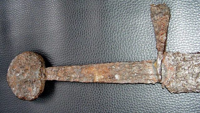 High medieval sword made of Damascus steel, found in the Main River near Frankfurt, Germany. Photo by Hero in slippers CC BY-SA 1.0