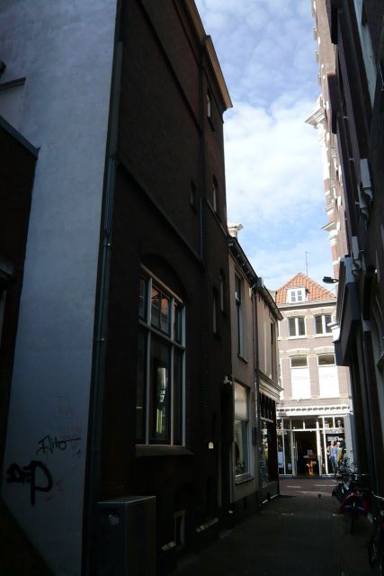 View of Ten Boom Museum and Barteljoristraat from the alleyway called Schoutensteeg. Photo by Jane023 CC BY-SA 3.0