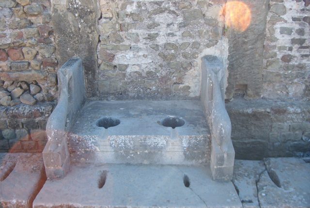 The latrines in the forum. Yelles – CC BY-SA 3.0