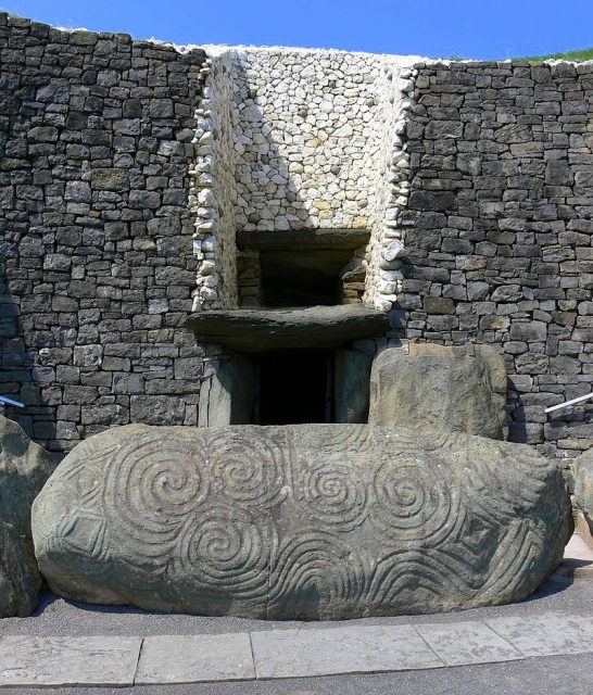 The entrance passage to Neolithic Newgrange, and the entrance stone. spudmurphy – CC BY-SA 2.0