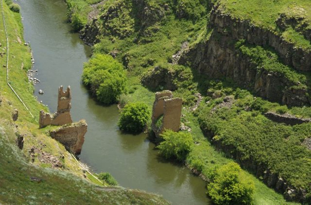 Ghost bridge below Ani. Armenia is on the right, Turkey on the left. Martin Lopatka – CC BY 2.0