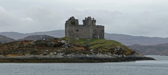 Within sight of Deer Island is this magnificent castle, built some time between the 12th and 14th century. Image credit: Iain Simpson CC BY-SA 2.0