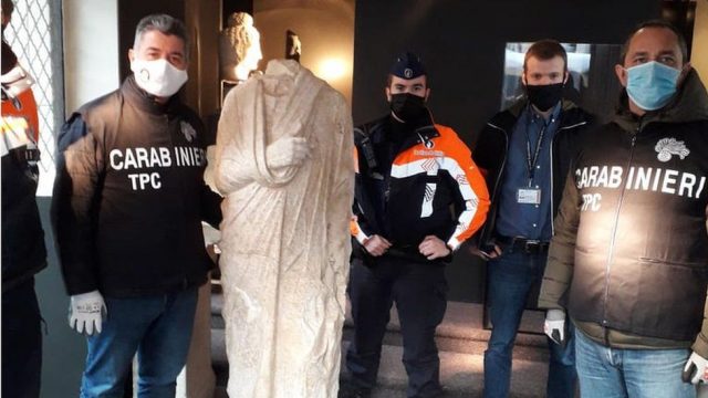 Detectives stand with the missing Roman stature, dated back to the 1st century BC. Image by Italian Culture Ministry.