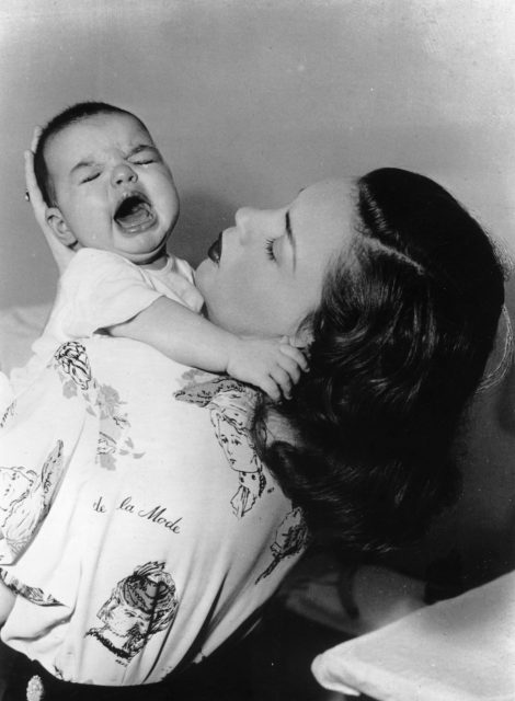 Judy Garland trying to calm baby Liza Minelii, 1947