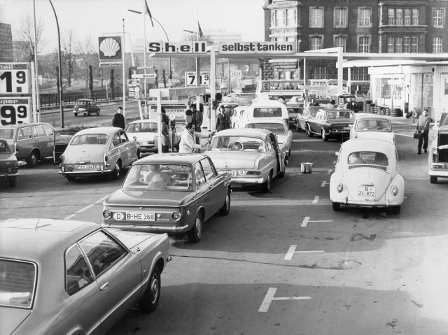 Cars lined up at a Shell gas station in the 1970s