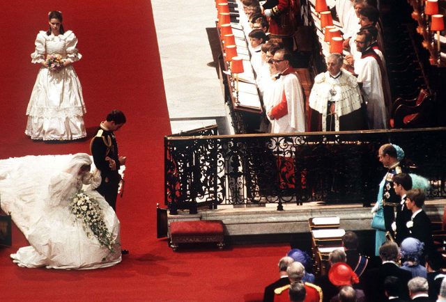 Diana curtseying to Queen Elizabeth II