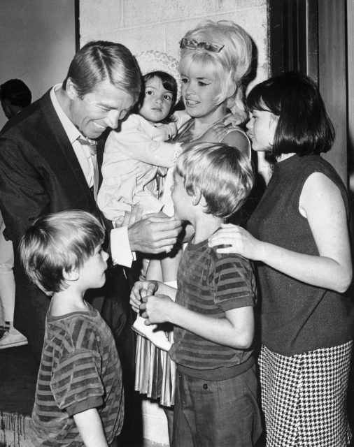 Actor Micky Hargitay enjoys a reunion with his former wife Jayne Mansfield. The children are Zoltan (5), Mikos (5), Mariska (2) and Jayne Marie (14). (Photo Credit: Bettmann/ Getty Images)