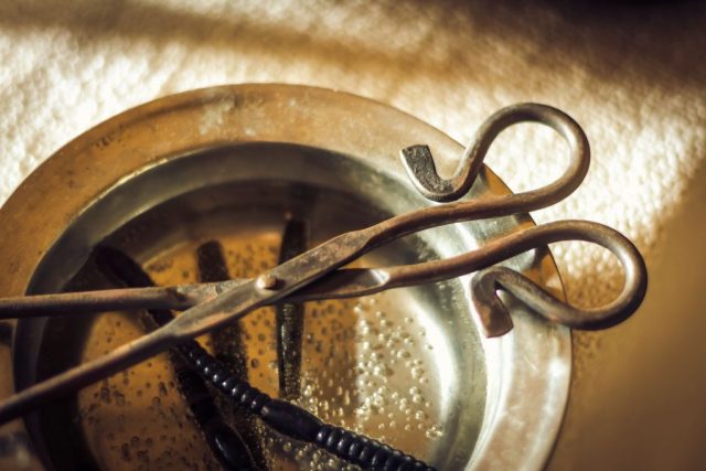 Pliers used to place leeches on a patient, (Photo Credit: C. Balossini / De Agostini Picture Library via Getty Images)