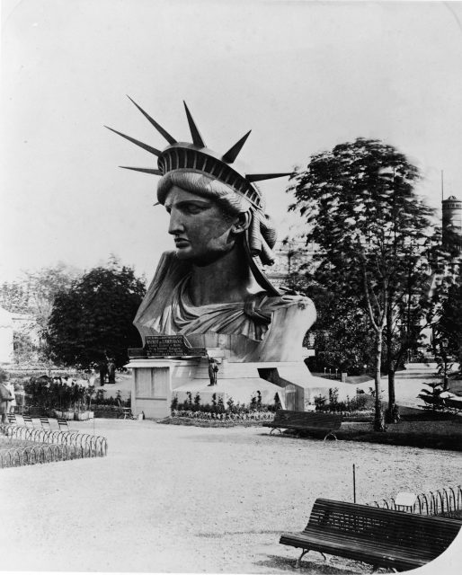 Head of the statue of liberty in paris