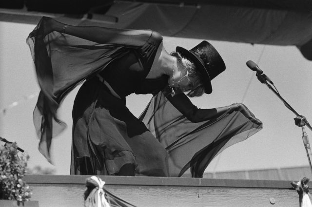 Stevie nicks performing, 1977