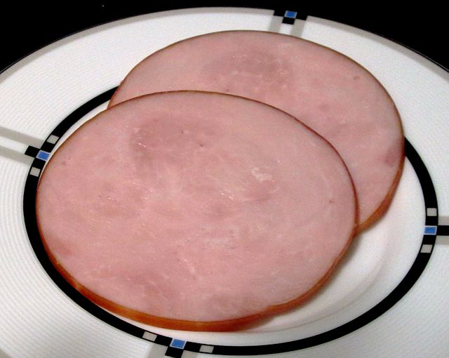 Canadian bacon (photo credit: beyond my ken – own work, cc by-sa 4. 0, accessed via wikimedia commons)