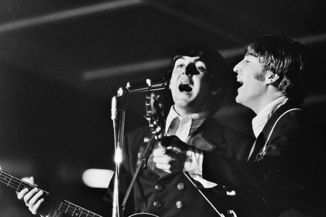 Paul Mccartney and John Lennon singing 