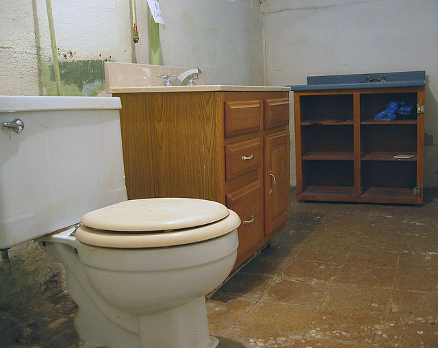So-called Pittsburgh Potty or Pittsburgh Commode, dubbed Pittsburgh toilet by newspapers (Photo Credit: Jason Pratt from Pittsburgh, PA – Uploaded by GrapedApe, CC BY 2.0)