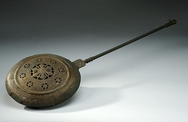 Warming pan (photo credit: wellcome images, cc by 4. 0)