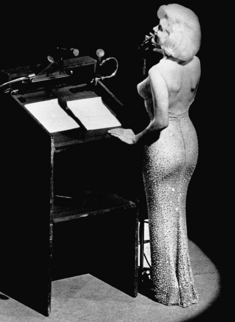 Marilyn Monroe singing happy birthday to John F. Kennedy 