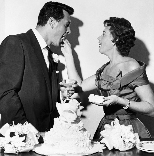 Phyllis Gates feeding Rock Hudson a piece of wedding cake