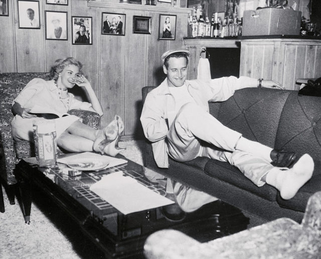Paul Newman and Joanna Woodward relaxing at home