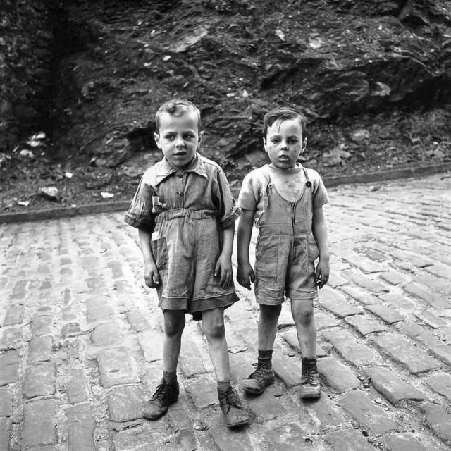 Al Capone (right) aged 5 and his older brother Frank (left).