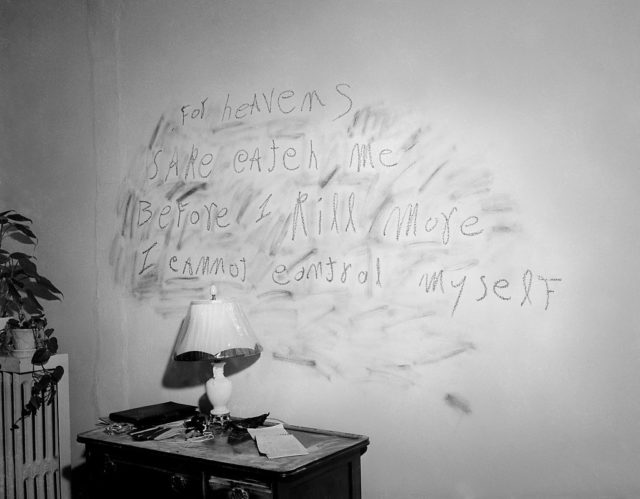A message is scrawled on a wall in lipstick, it reads: "for heavens sake catch me before I kill more I cannot control myself".