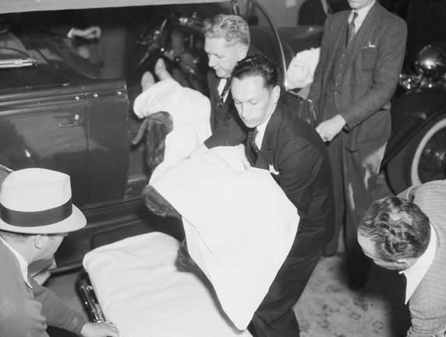 Investigators carrying the body of Thelma Todd 