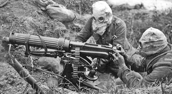 Vickers_machine_gun_crew_with_gas_masks