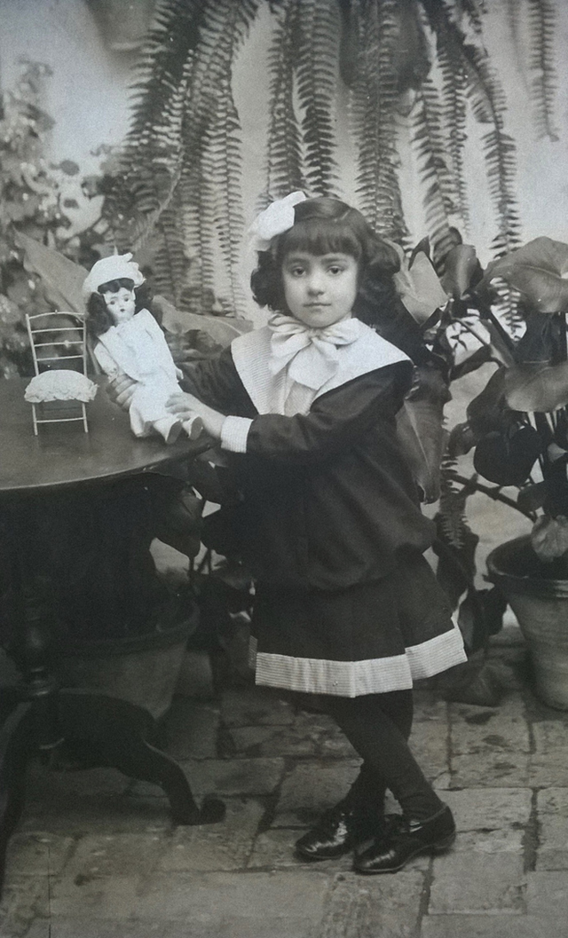 Vintage Little Girls Posing with Their Dolls (10)