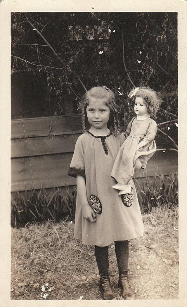 Vintage Little Girls Posing with Their Dolls (13)
