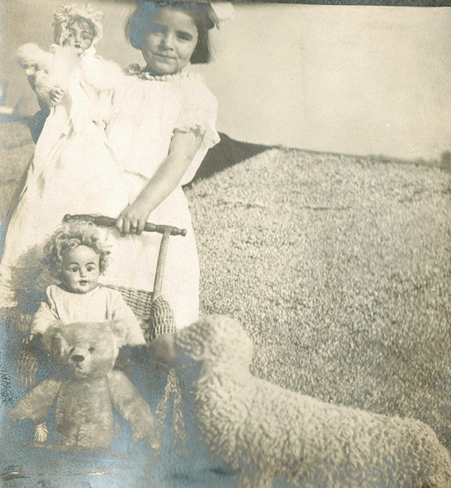 Vintage Little Girls Posing with Their Dolls (22)