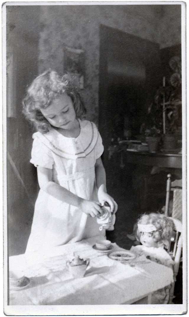 Vintage Little Girls Posing with Their Dolls (7)