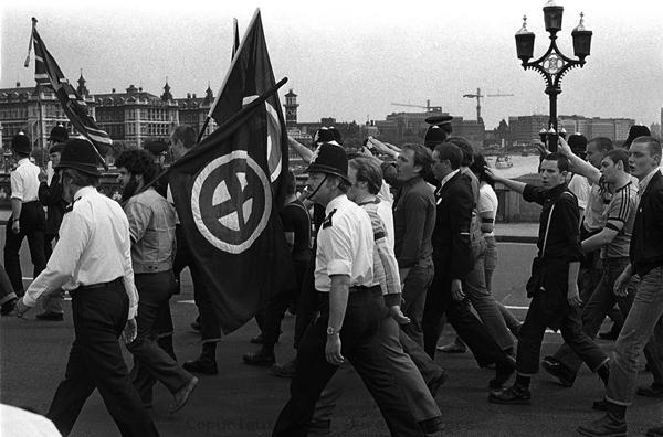 neo nazis skinheads march
