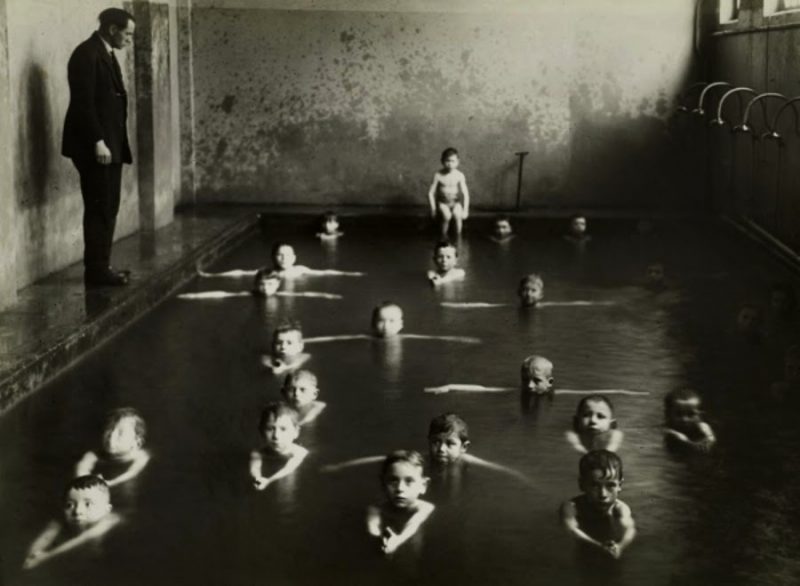 Swimming lessons, 1930. Photo by François Kollar
