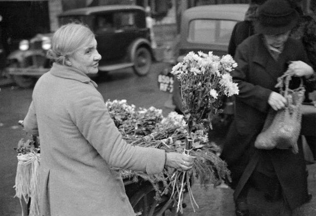 The flower seller in Paris, 1932. Photo by André Kertész.
