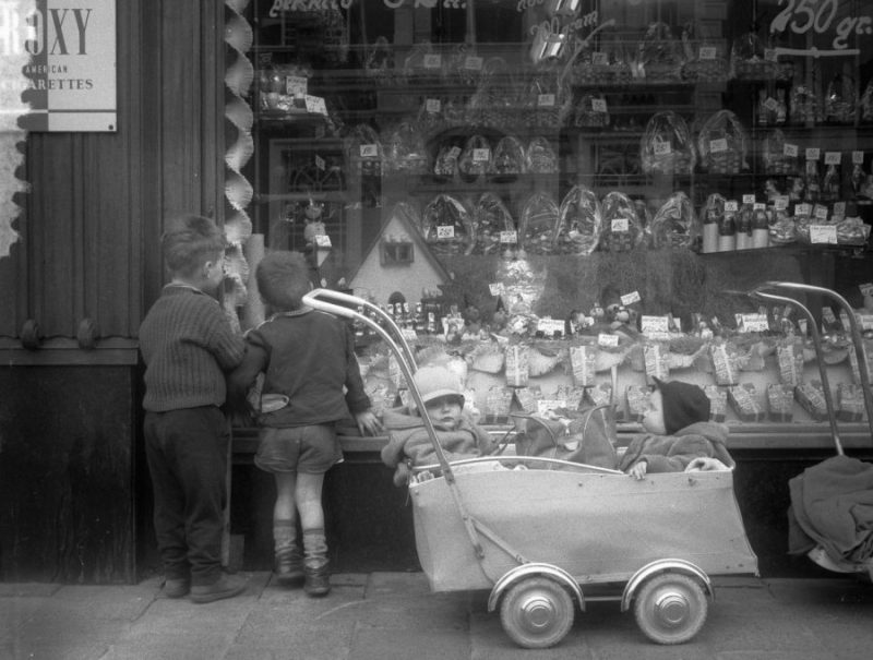 Children in the Jordaan staring at an Easter shop, 1957