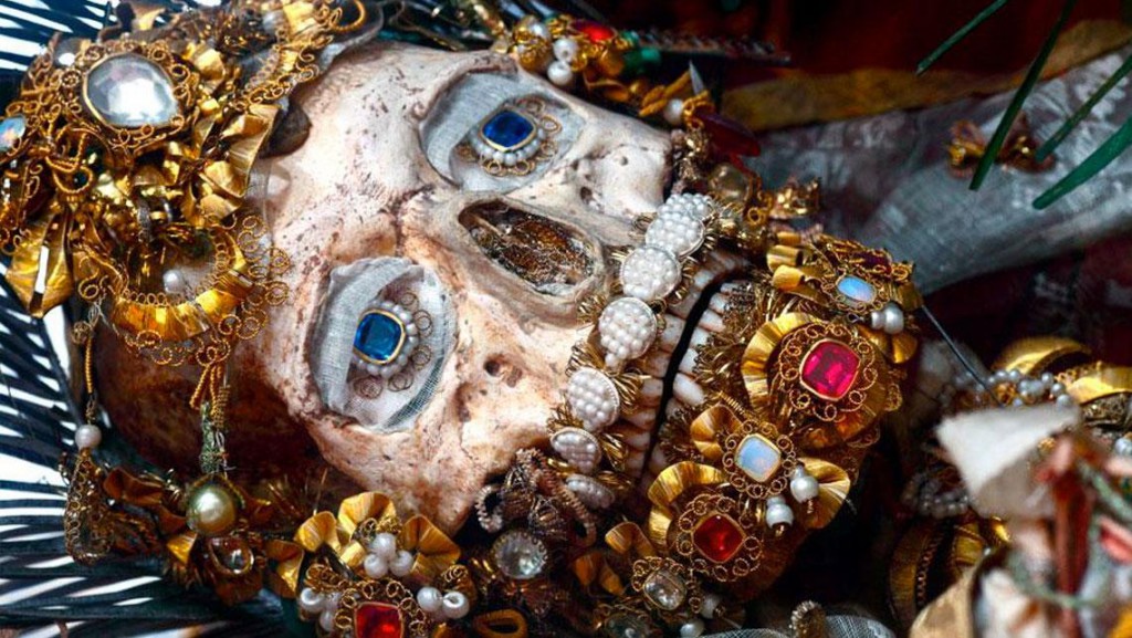 Heavenly-Bodies-Cult-Treasures-and-Spectacular-Saints-